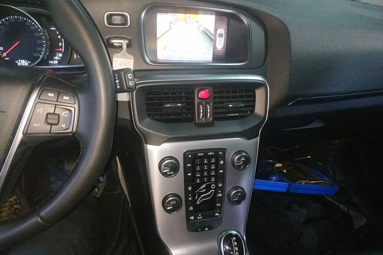 Used Volvo V40 2019 T3 Smart Luxury Edition Audio And AC Panel