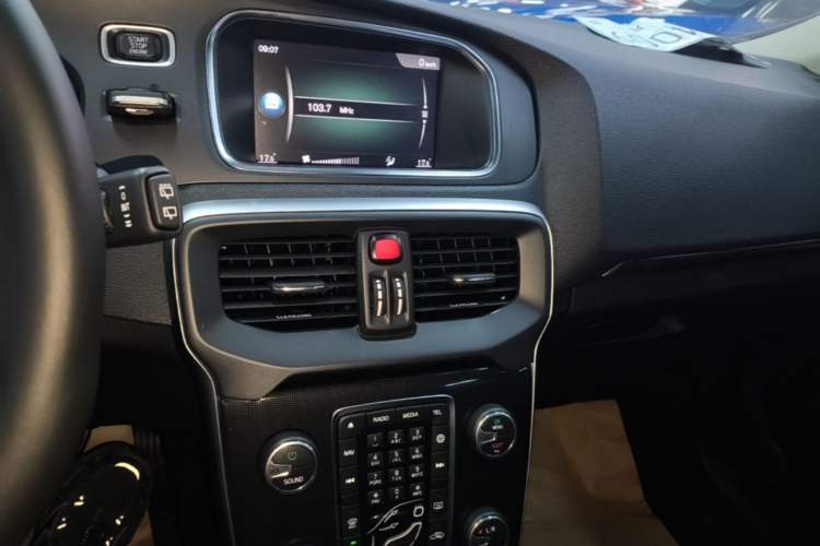 Used Volvo V40 2019 T3 Zhiyi Edition Audio And AC Panel