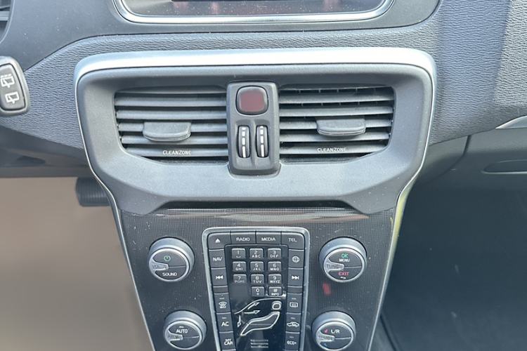 Used Volvo V40 2019 T3 Zhiyi Edition Audio And AC Panel