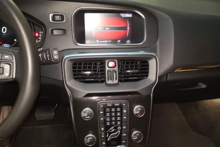Used Volvo V40 2019 T3 Zhiyi Edition Audio And AC Panel
