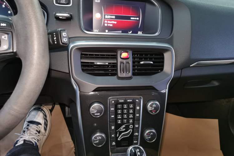 Used Volvo V40 2019 T3 Zhiyi Edition Audio And AC Panel