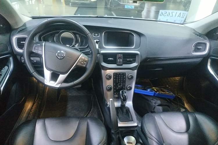 Used Volvo V40 2019 T3 Smart Luxury Edition Center Console