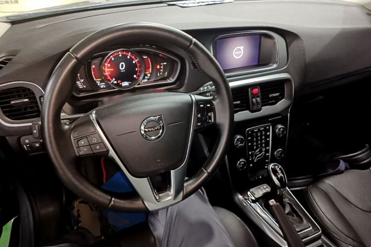 Used Volvo V40 2019 T3 Zhiyi Edition Center Console