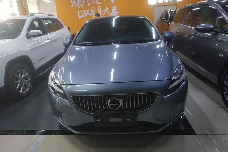Used Volvo V40 2019 T3 Smart Luxury Edition Front