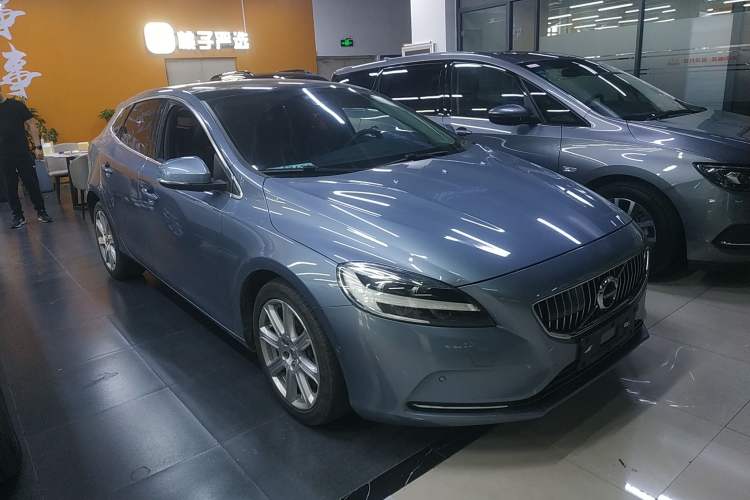 Used Volvo V40 2019 T3 Smart Luxury Edition Front Right 45 Deg
