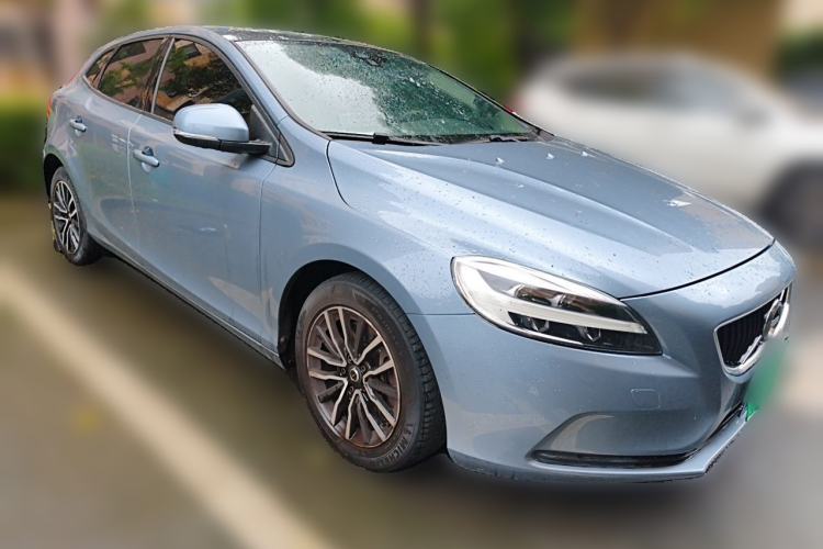 Used Volvo V40 2019 T3 Zhiyi Edition Front Right 45 Deg