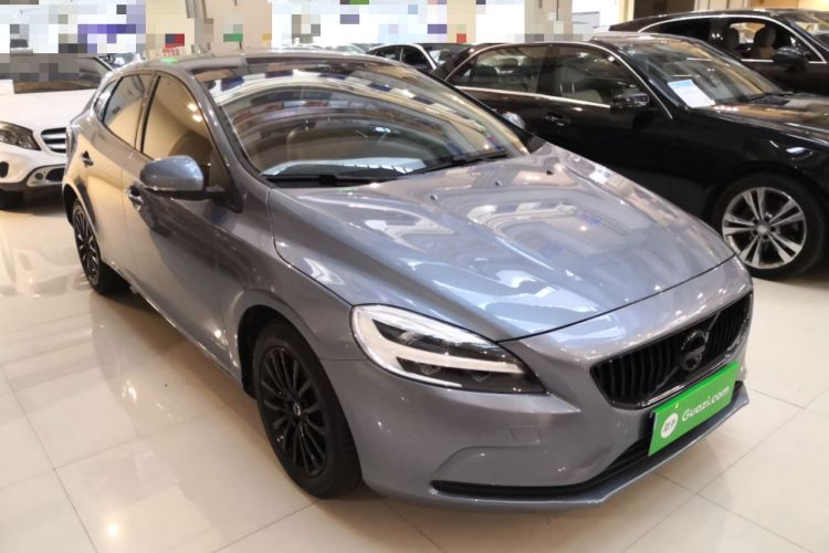 Used Volvo V40 2019 T3 Zhiyi Edition Front Right 45 Deg