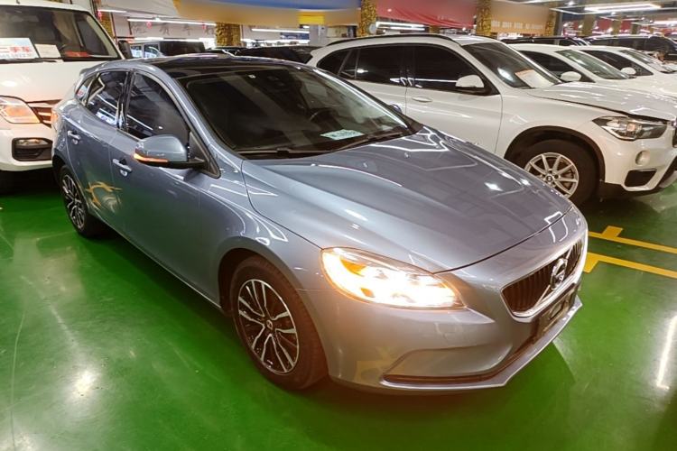 Used Volvo V40 2019 T3 Zhiyi Edition Front Right 45 Deg