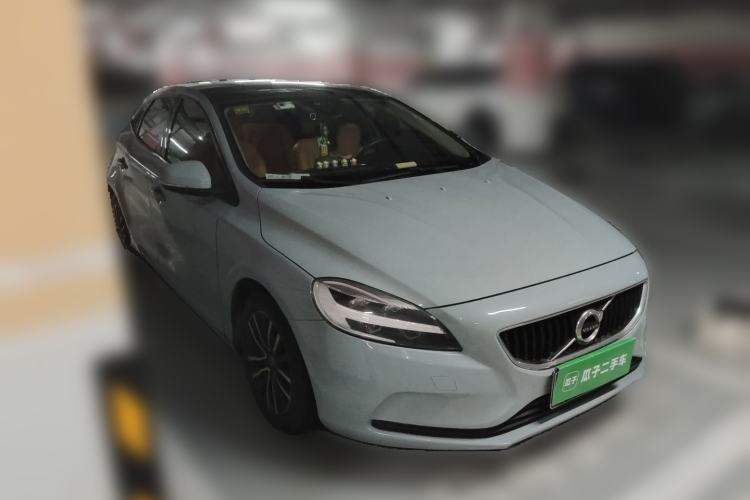 Used Volvo V40 2019 T3 Zhiyi Edition Front Right 45 Deg