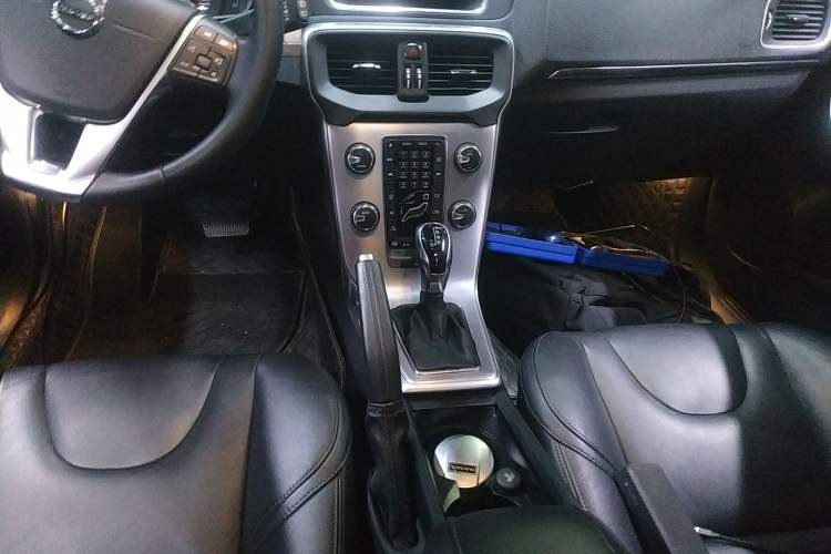 Used Volvo V40 2019 T3 Smart Luxury Edition Gear Lever