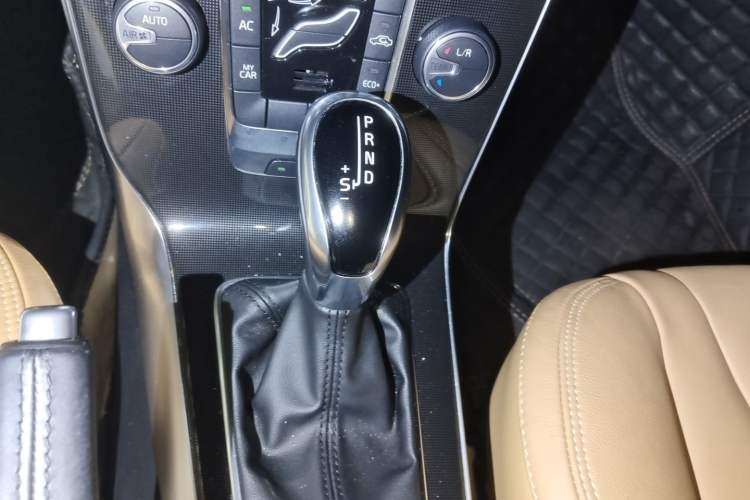 Used Volvo V40 2019 T3 Zhiyi Edition Gear Lever
