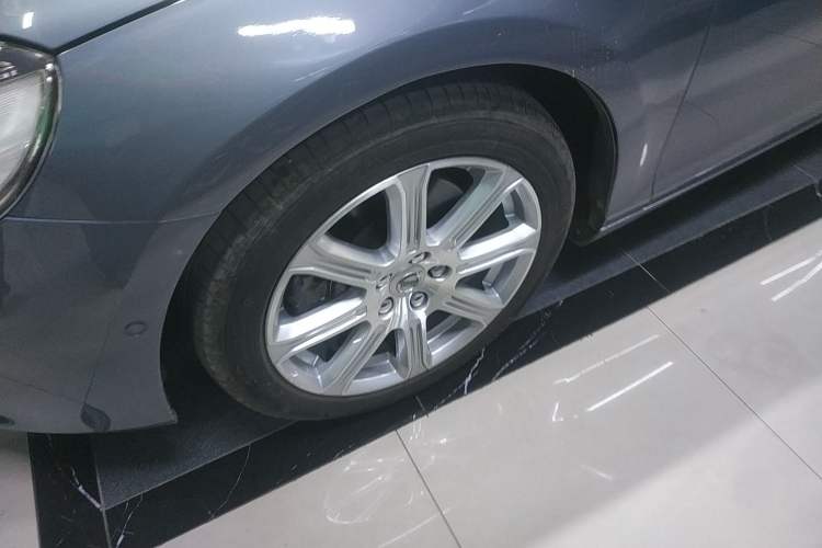 Used Volvo V40 2019 T3 Smart Luxury Edition Left Front Wheel Hub