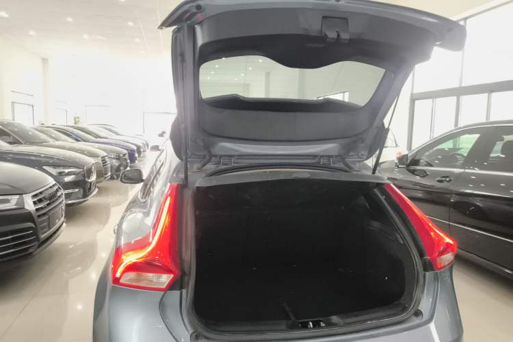 Used Volvo V40 2019 T3 Zhiyi Edition Trunk