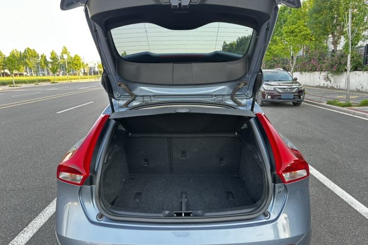 Used Volvo V40 2019 T3 Zhiyi Edition Trunk