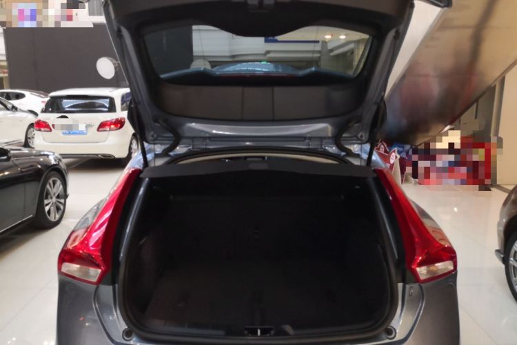 Used Volvo V40 2019 T3 Zhiyi Edition Trunk