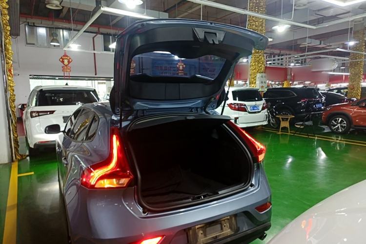 Used Volvo V40 2019 T3 Zhiyi Edition Trunk