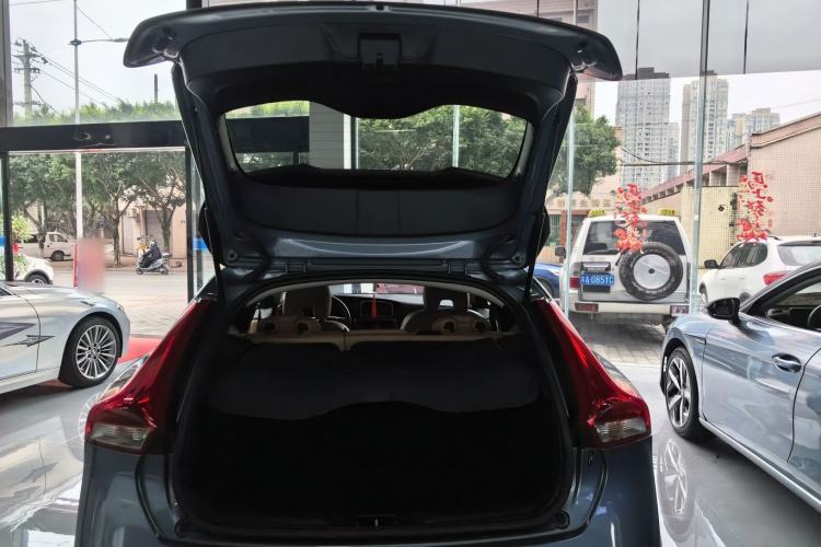 Used Volvo V40 2019 T3 Zhiyi Edition Trunk