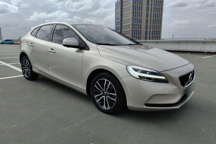 Used Volvo V40 2019 T3 Zhiyi Edition Front Right 45 Deg