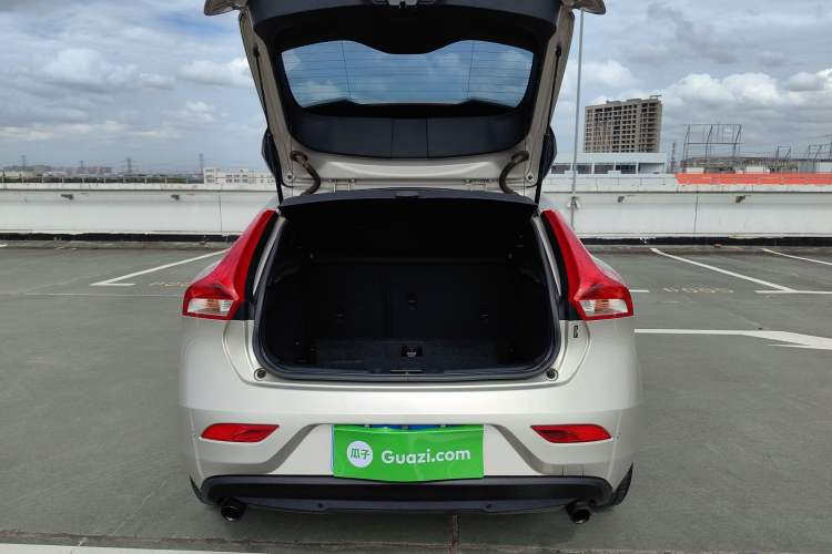 Used Volvo V40 2019 T3 Zhiyi Edition Trunk