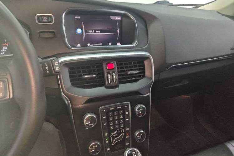 Used Volvo V40 2019 T3 Zhiyi Edition Audio And AC Panel