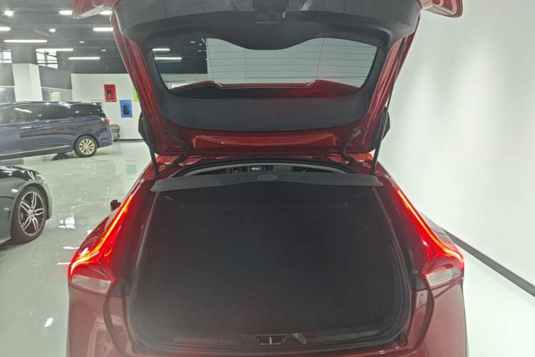 Used Volvo V40 2019 T3 Zhiyi Edition Trunk