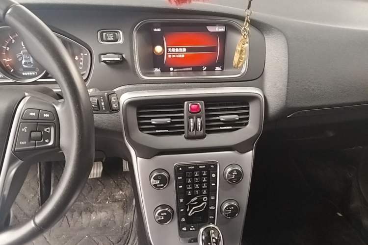 Used Volvo V40 2019 T3 Smart Luxury Edition Audio And AC Panel