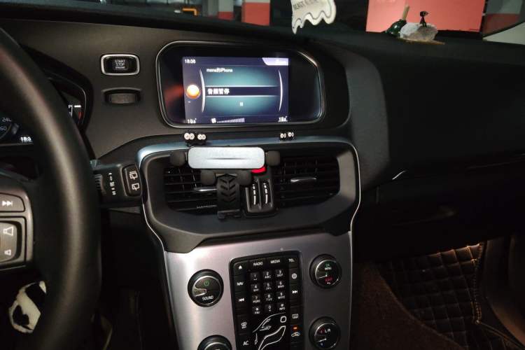 Used Volvo V40 2019 T3 Smart Luxury Edition Audio And AC Panel