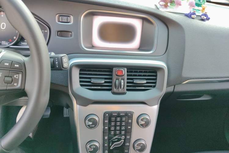Used Volvo V40 2019 T3 Smart Luxury Edition Audio And AC Panel
