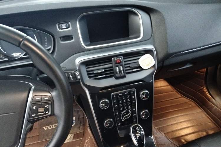Used Volvo V40 2019 T3 Zhiyi Edition Audio And AC Panel