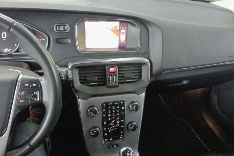 Used Volvo V40 2019 T3 Smart Luxury Edition Audio And AC Panel