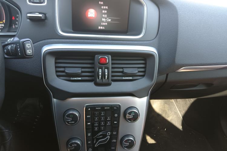 Used Volvo V40 2019 T3 Smart Luxury Edition Audio And AC Panel