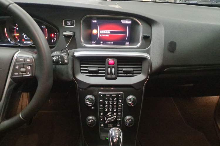 Used Volvo V40 2019 T3 Zhiyi Edition Audio And AC Panel