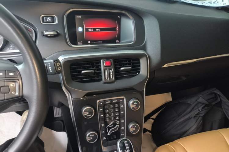 Used Volvo V40 2019 T3 Zhiyi Edition Audio And AC Panel