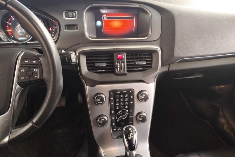 Used Volvo V40 2019 T3 Smart Luxury Edition Audio And AC Panel