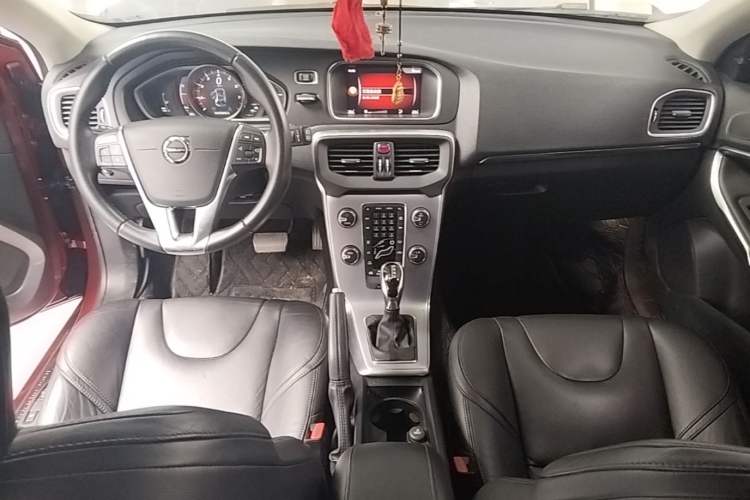 Used Volvo V40 2019 T3 Smart Luxury Edition Center Console
