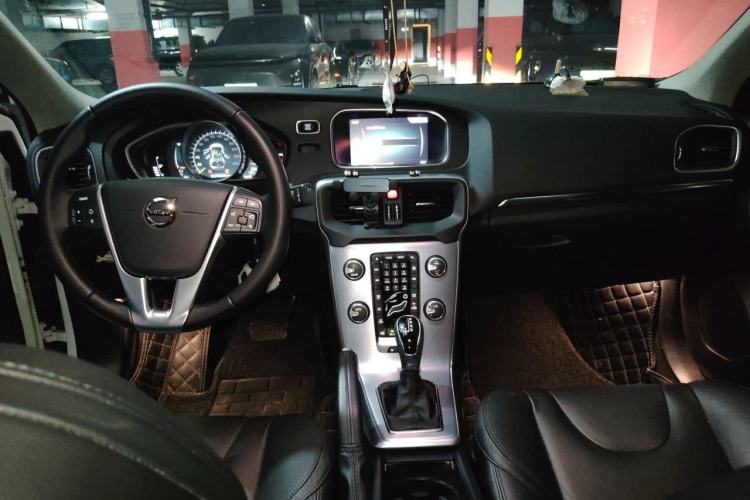 Used Volvo V40 2019 T3 Smart Luxury Edition Center Console