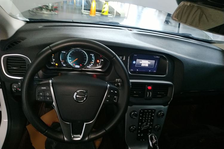 Used Volvo V40 2019 T3 Smart Luxury Edition Center Console