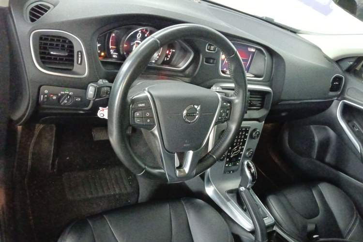 Used Volvo V40 2019 T3 Smart Luxury Edition Center Console