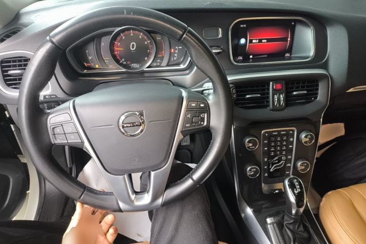 Used Volvo V40 2019 T3 Zhiyi Edition Center Console