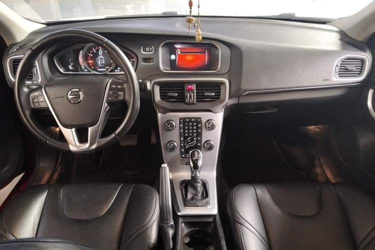 Used Volvo V40 2019 T3 Smart Luxury Edition Center Console