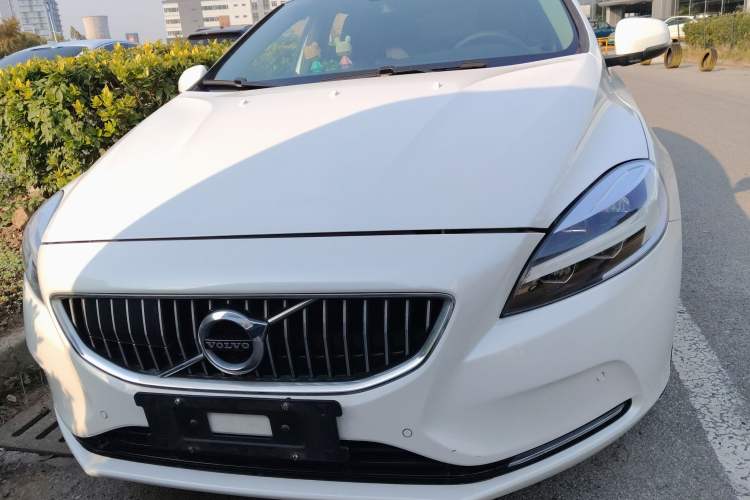 Used Volvo V40 2019 T3 Smart Luxury Edition Exterior 1