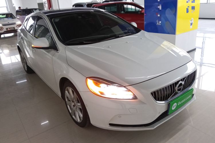 Used Volvo V40 2019 T3 Smart Luxury Edition Exterior 1
