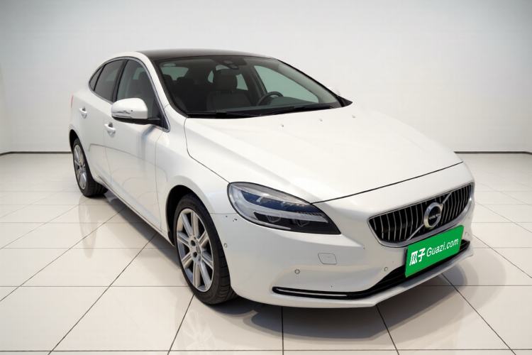 Used Volvo V40 2019 T3 Smart Luxury Edition Exterior 2