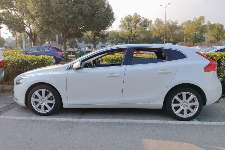 Used Volvo V40 2019 T3 Smart Luxury Edition Exterior 3