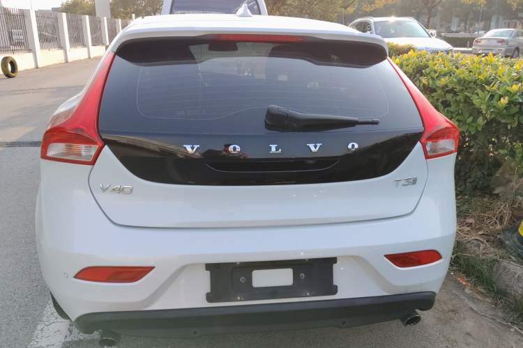 Used Volvo V40 2019 T3 Smart Luxury Edition Exterior 4