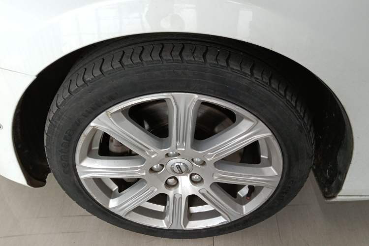 Used Volvo V40 2019 T3 Smart Luxury Edition Exterior 4