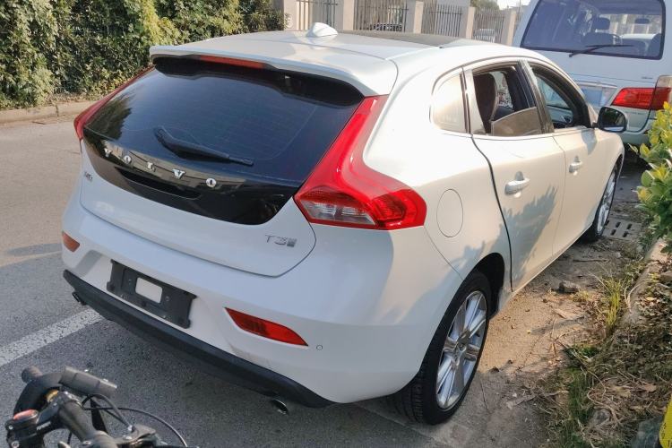Used Volvo V40 2019 T3 Smart Luxury Edition Exterior 5