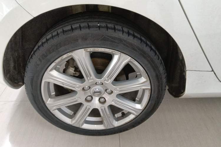 Used Volvo V40 2019 T3 Smart Luxury Edition Exterior 5