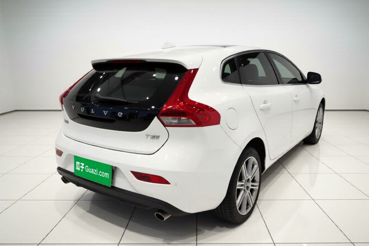 Used Volvo V40 2019 T3 Smart Luxury Edition Exterior 5