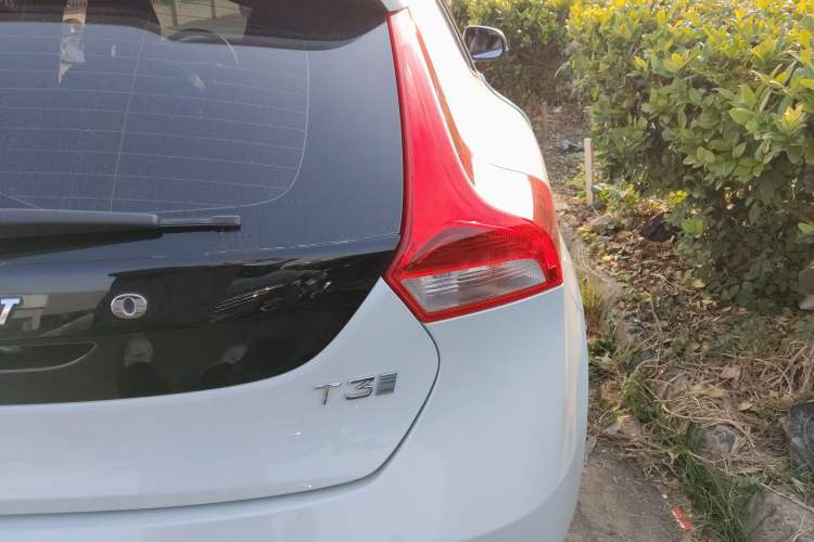 Used Volvo V40 2019 T3 Smart Luxury Edition Exterior 6